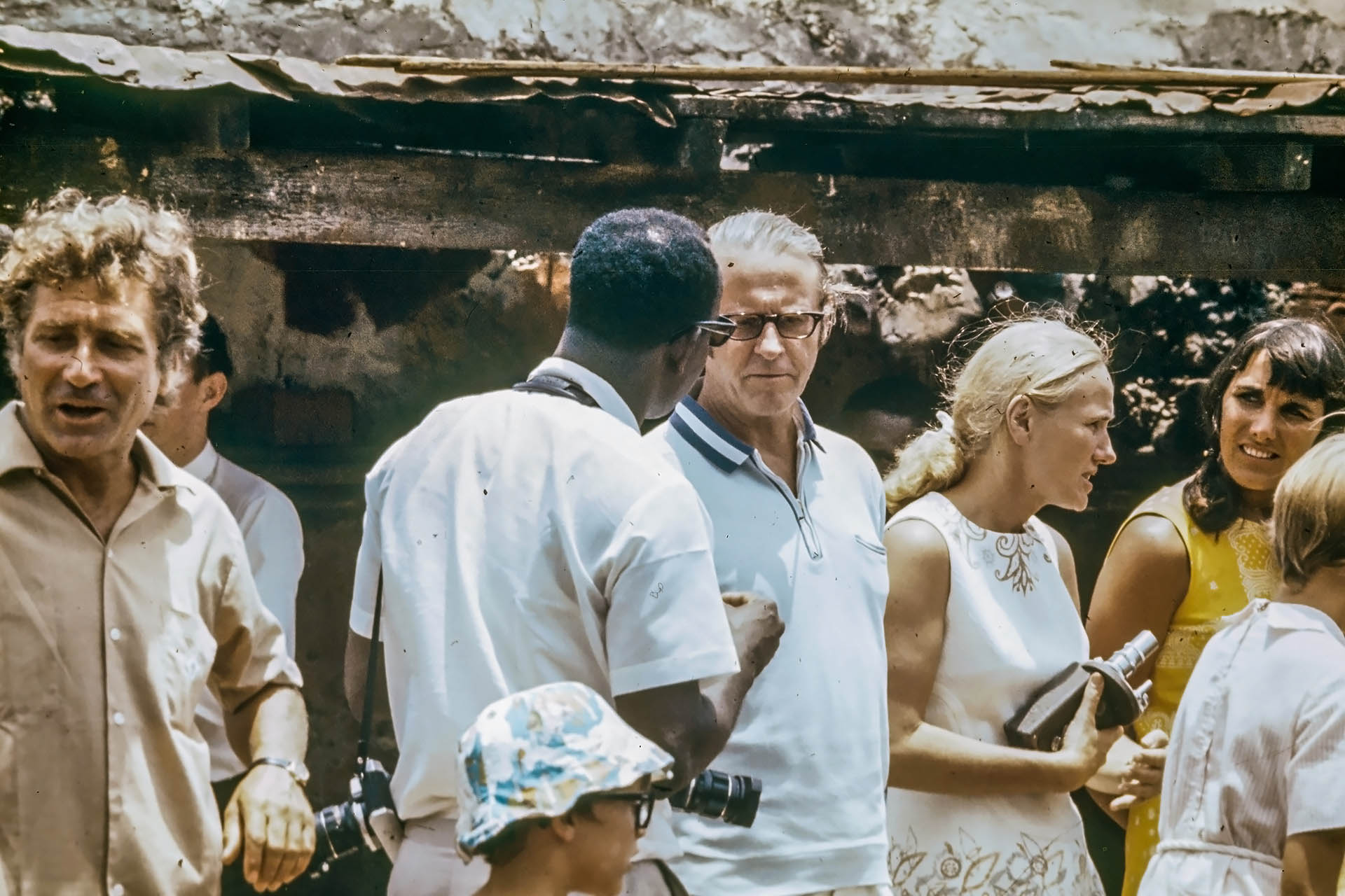 Photographer Willie Alleyne discusses a point with Thor Heyerdahl