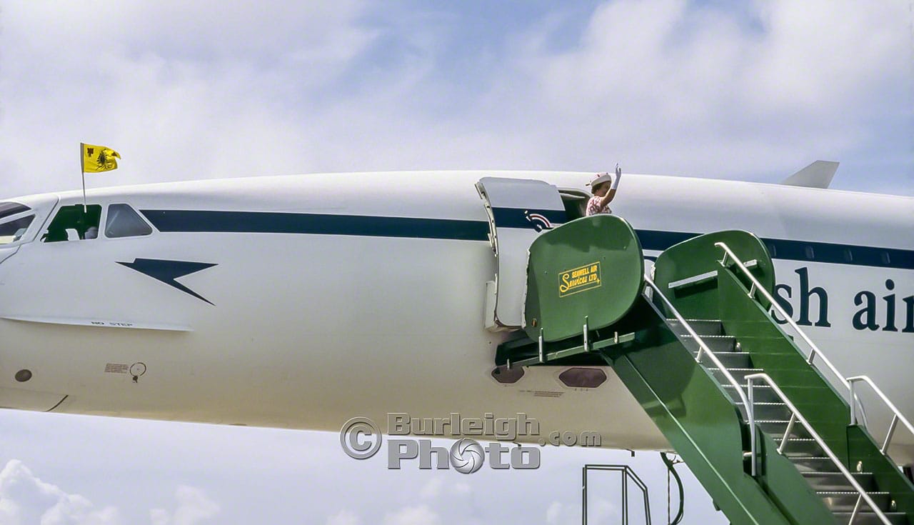 A last wave from Her Majesty before flying the last leg of her Silver Jubilee bgv14-02